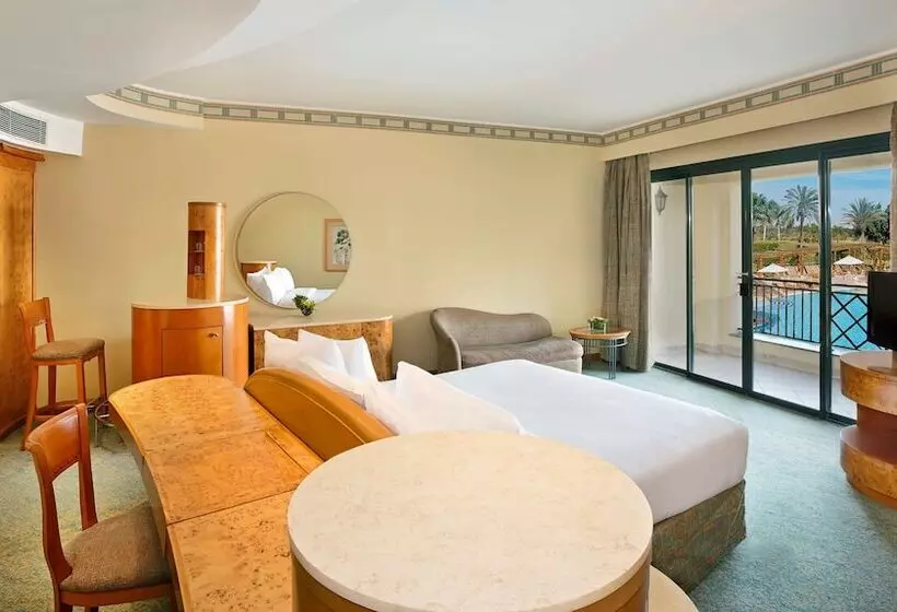 اتاق لوکس با چشم‌انداز استخر, Hilton Pyramids Golf
