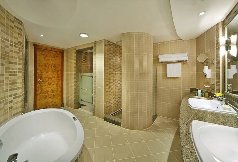 اتاق لوکس با چشم‌انداز استخر, Hilton Pyramids Golf