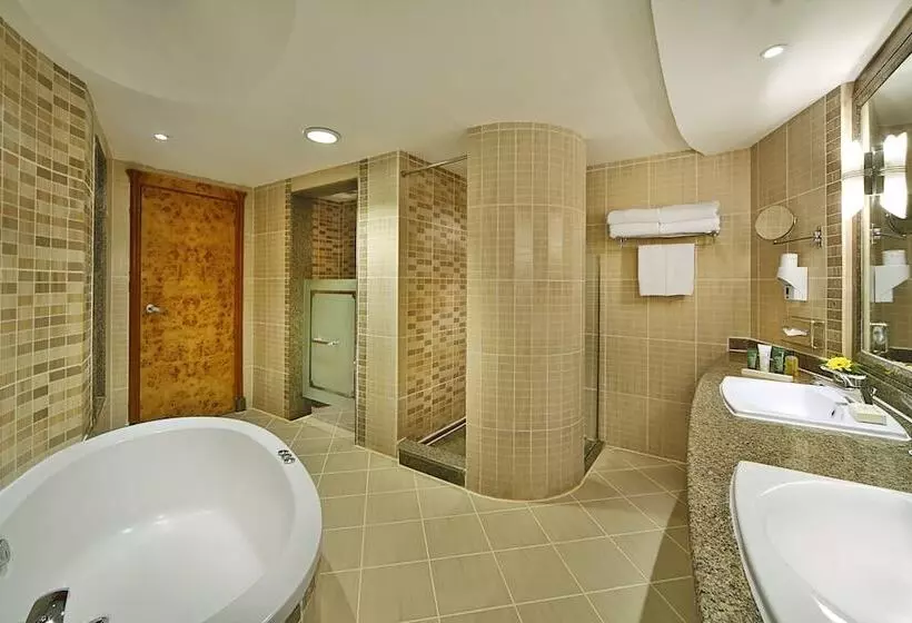 اتاق لوکس با چشم‌انداز استخر, Hilton Pyramids Golf