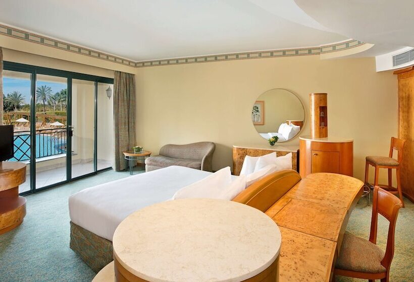 اتاق لوکس با چشم‌انداز استخر, Hilton Pyramids Golf
