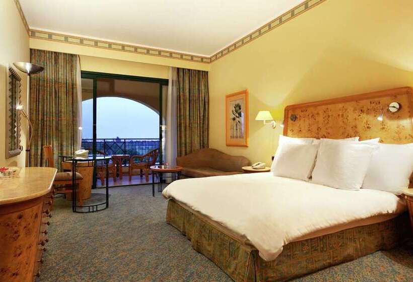 غرفة قياسية سرير كينج, Hilton Pyramids Golf