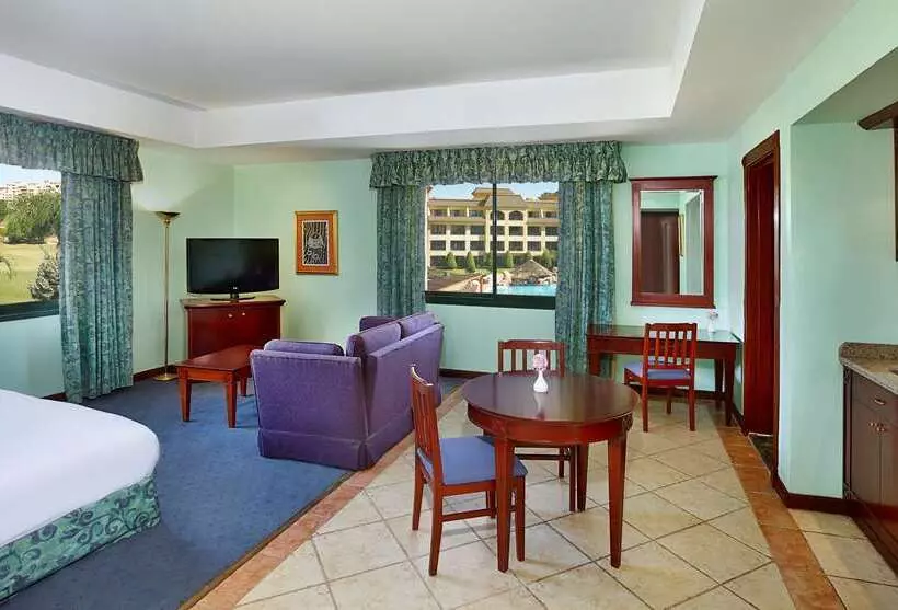 اتاق لوکس با تخت بزرگ, Hilton Pyramids Golf