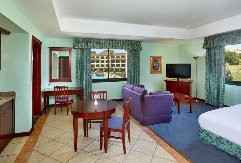 اتاق لوکس با تخت بزرگ, Hilton Pyramids Golf