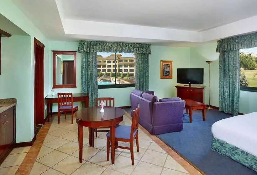 اتاق لوکس با تخت بزرگ, Hilton Pyramids Golf