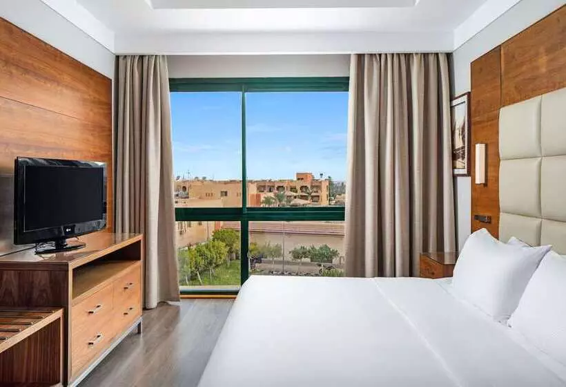 سوییت جونیور اجرایی, Hilton Pyramids Golf