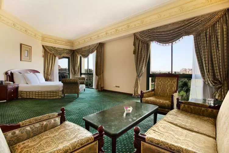 اتاق اجرایی, Hilton Pyramids Golf