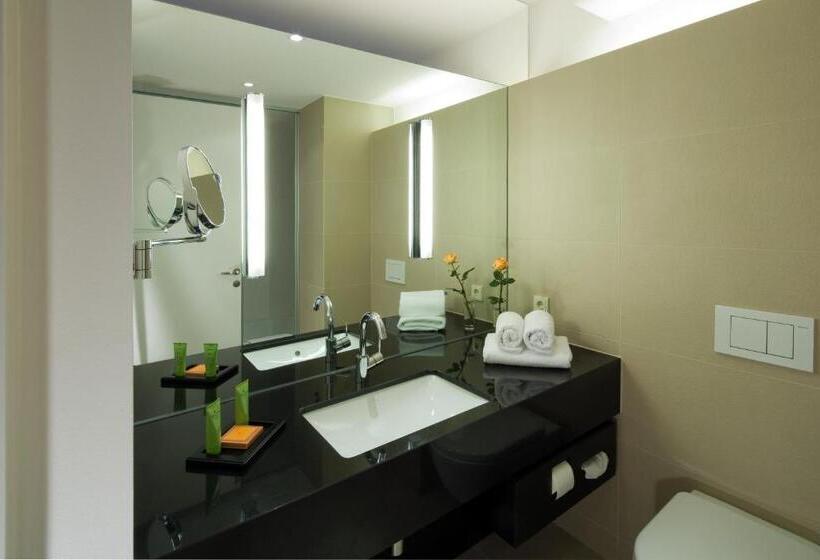 اتاق سوپریور, Penz West