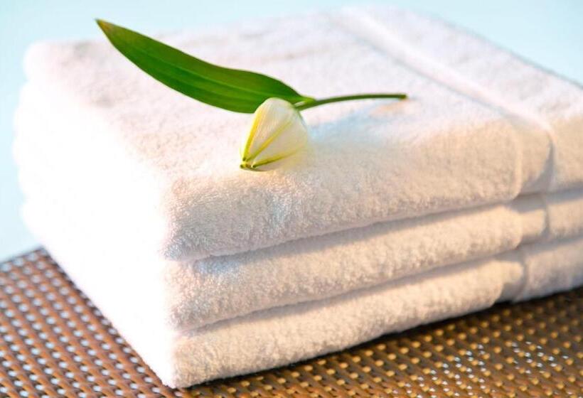 سوییت خانوادگی, Penz West