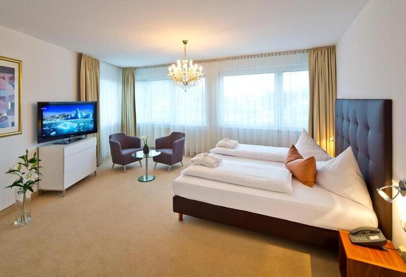 سوییت خانوادگی, Penz West