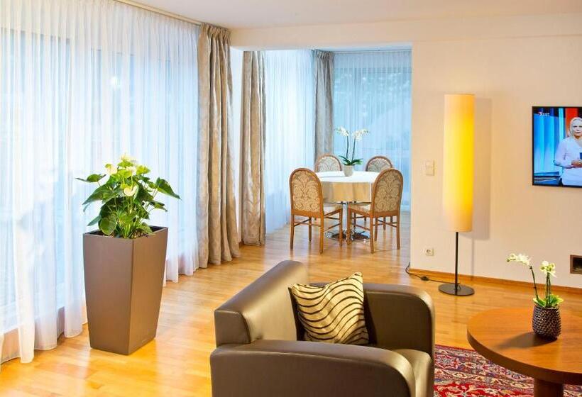 سوییت خانوادگی, Penz West