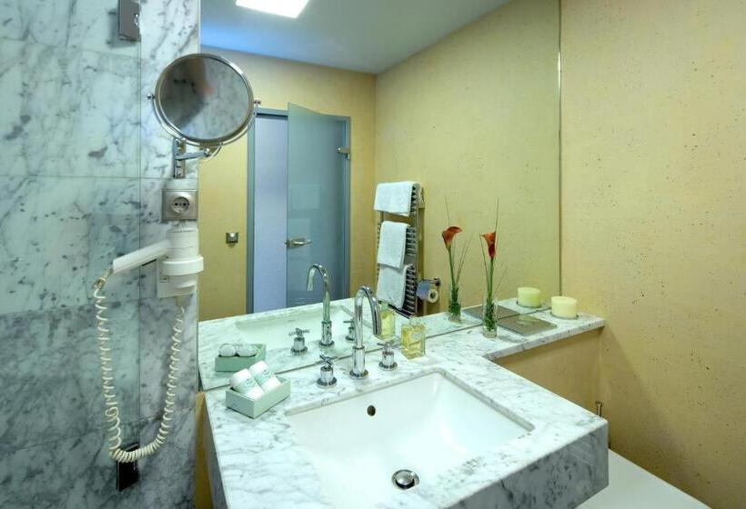 اتاق خانوادگی, Penz West