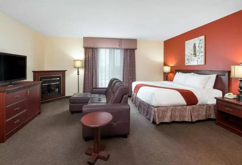 キングサイズベッドのデラックスルーム, Ramada Plaza By Wyndham Gatineau/manoir Du Casino