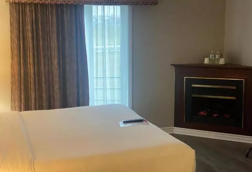 キングサイズベッドのスタンダードルーム, Ramada Plaza By Wyndham Gatineau/manoir Du Casino