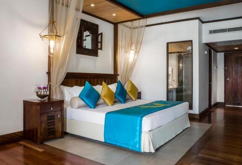 غرفة ديلوكس ثلاثية مطلة على البحر, Royal Palms Beach