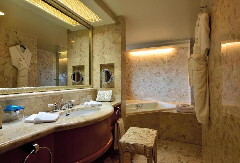 סוויטת אקזקיוטיב, עם מיטת קינג, The Naha Terrace