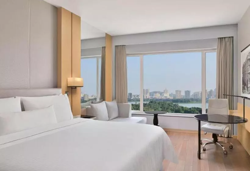キングサイズベッドのスタンダードルーム, The Westin Mumbai Powai Lake