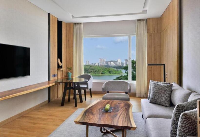 带大床的套房, The Westin Mumbai Powai Lake
