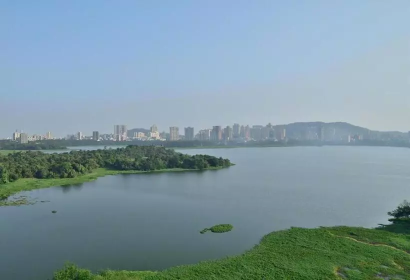 キングサイズベッドのスイートルーム, The Westin Mumbai Powai Lake