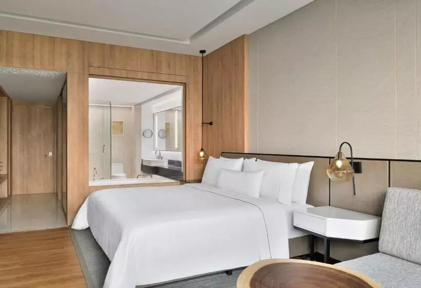 キングサイズベッドのクラブルーム, The Westin Mumbai Powai Lake