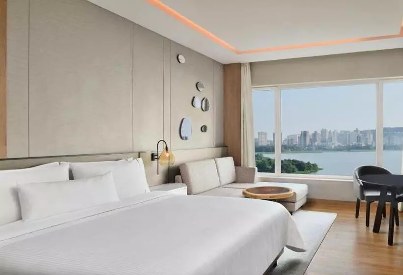 キングサイズベッドのクラブルーム, The Westin Mumbai Powai Lake