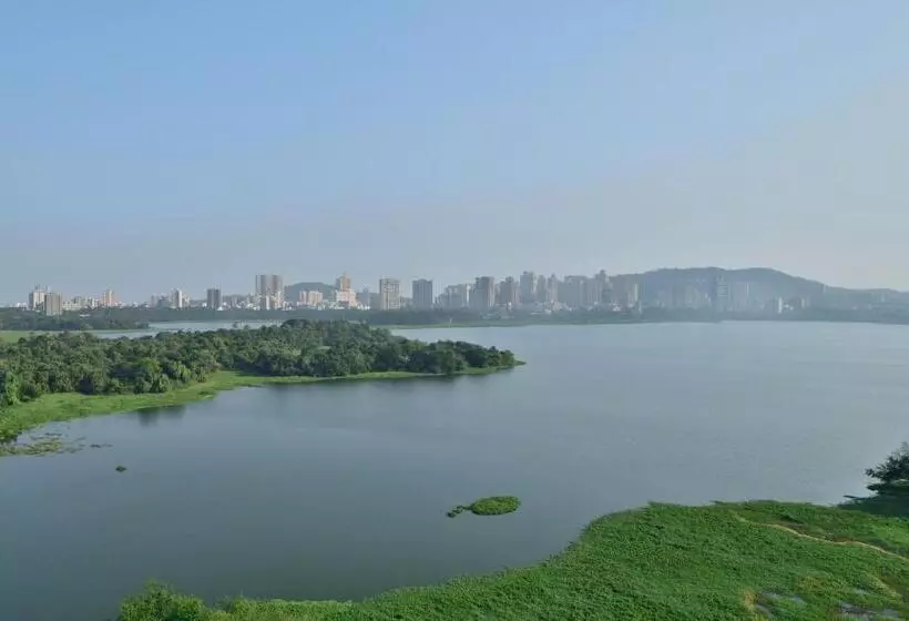キングサイズベッドのスイートルーム, The Westin Mumbai Powai Lake