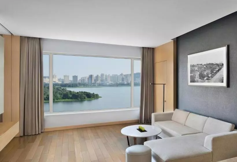 キングサイズベッドのスイートルーム, The Westin Mumbai Powai Lake