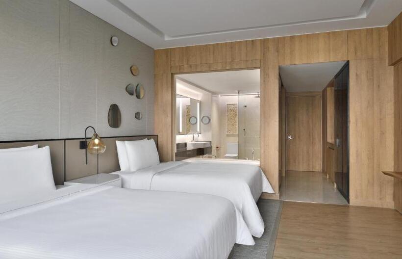 Клубный номер с видом на озеро, The Westin Mumbai Powai Lake