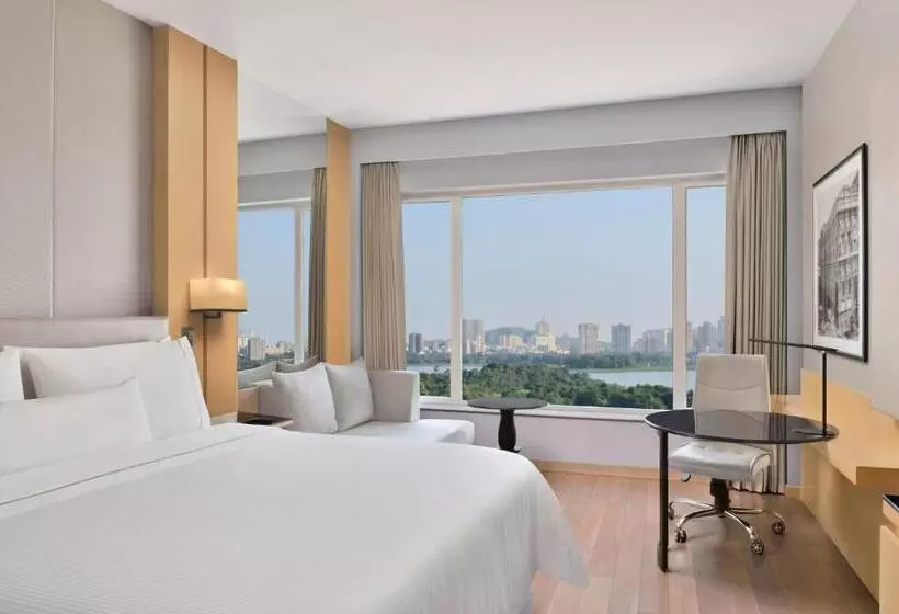 キングサイズベッドのスタンダードルーム, The Westin Mumbai Powai Lake