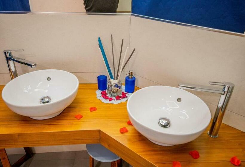 سوئیت با وان آب گرم, Le Suite Del Nostromo