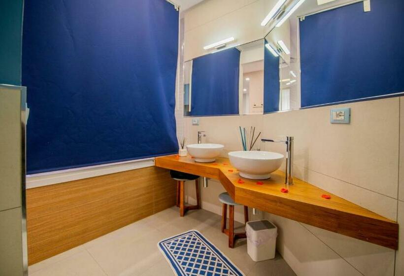 سوئیت با وان آب گرم, Le Suite Del Nostromo