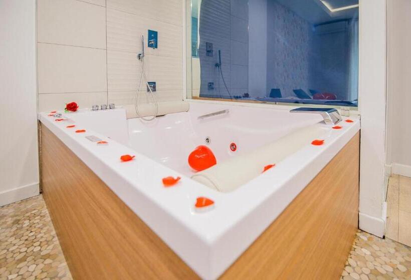 سوئیت با وان آب گرم, Le Suite Del Nostromo