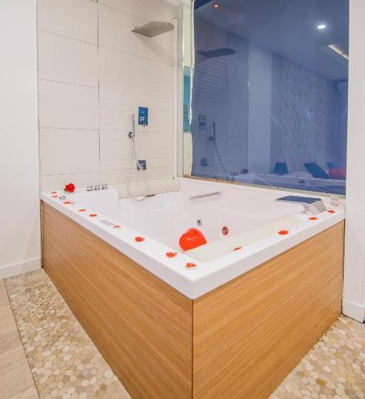 سوئیت با وان آب گرم, Le Suite Del Nostromo