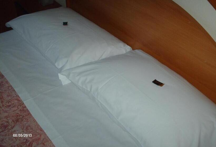 스탠다드 싱글 룸 공동욕실, Triana E Tyche