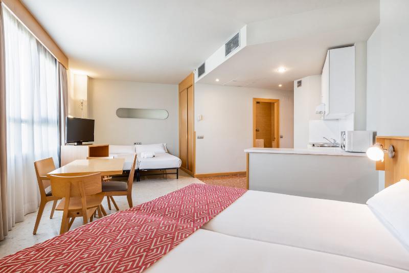 חדר סטנדרט לארבעה, Aparthotel Exe Campus San Mamés