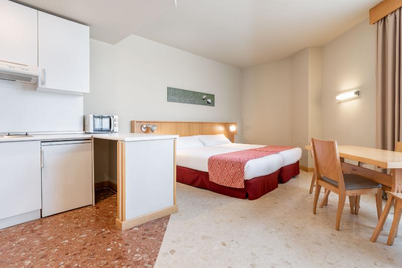 חדר סטנדרט לארבעה, Aparthotel Exe Campus San Mamés