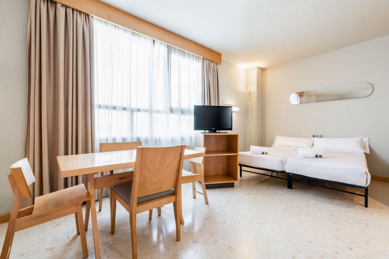 חדר סטנדרט לארבעה, Aparthotel Exe Campus San Mamés