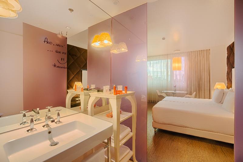 豪华三人间, Atrium