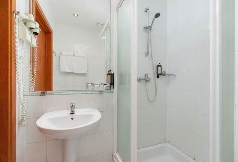 标准三人间, Atrium