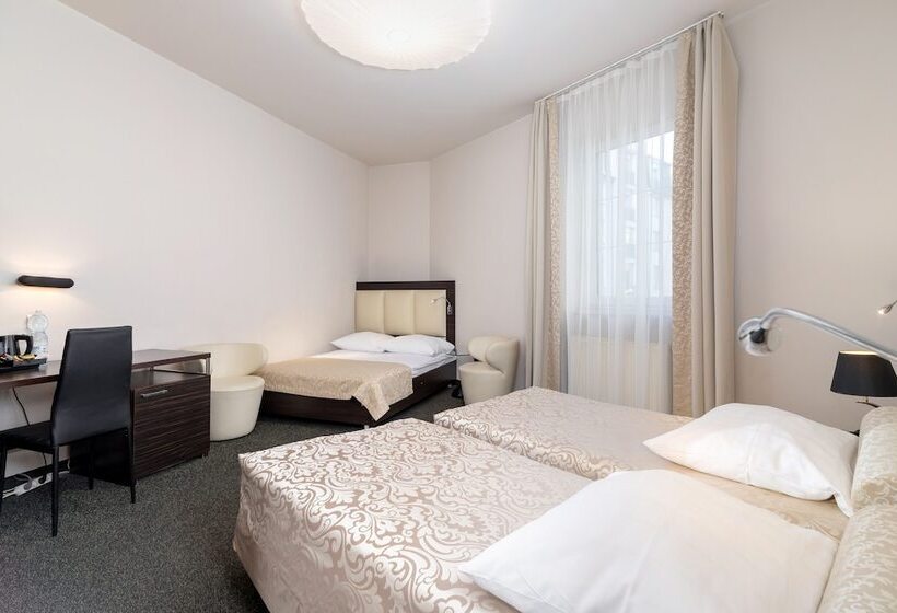 标准三人间, Atrium