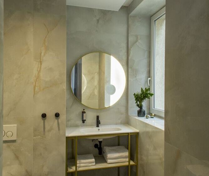 豪华三人间, Atrium