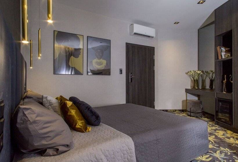 豪华三人间, Atrium