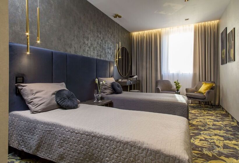 豪华三人间, Atrium