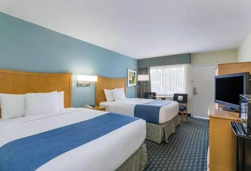 バルコニー付きスタンダードルーム, Days Inn By Wyndham Cocoa Beach Port Canaveral