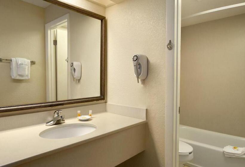 스탠다드 룸 주방구비, Days Inn By Wyndham Cocoa Beach Port Canaveral