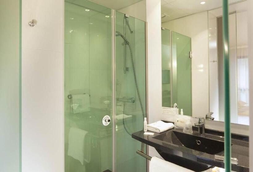 חדר משפחתי, Escale Oceania Nantes Aéroport