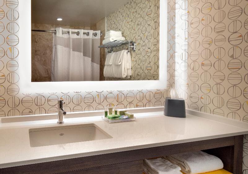 带大床的标准间, Holiday Inn Montreal Longueuil, An Ihg