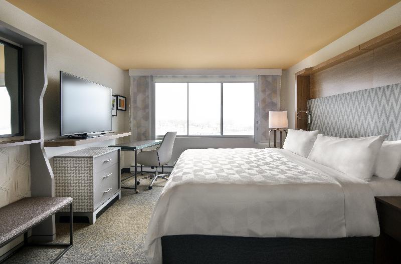 キングサイズベッドのスタンダードルーム, Holiday Inn Montreal Longueuil, An Ihg