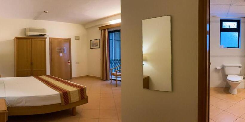 اتاق استاندارد سه نفره, Kennedy Nova