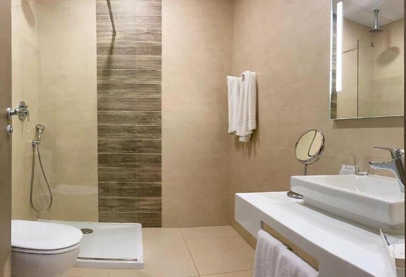 اتاق سوپریور, Kennedy Nova