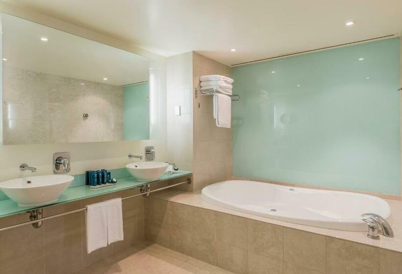 سوئیت با وان آب گرم, Parkroyal Melbourne Airport